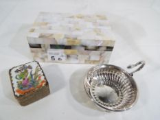 A good quality mother of pearl trinket box, height 6.5 cm x 16 cm x 10.