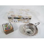 A good quality mother of pearl trinket box, height 6.5 cm x 16 cm x 10.