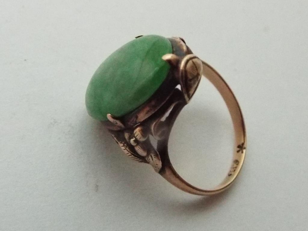 A lady's Asian yellow metal ring, presumed 9 carat yellow gold and set with jade, size K,