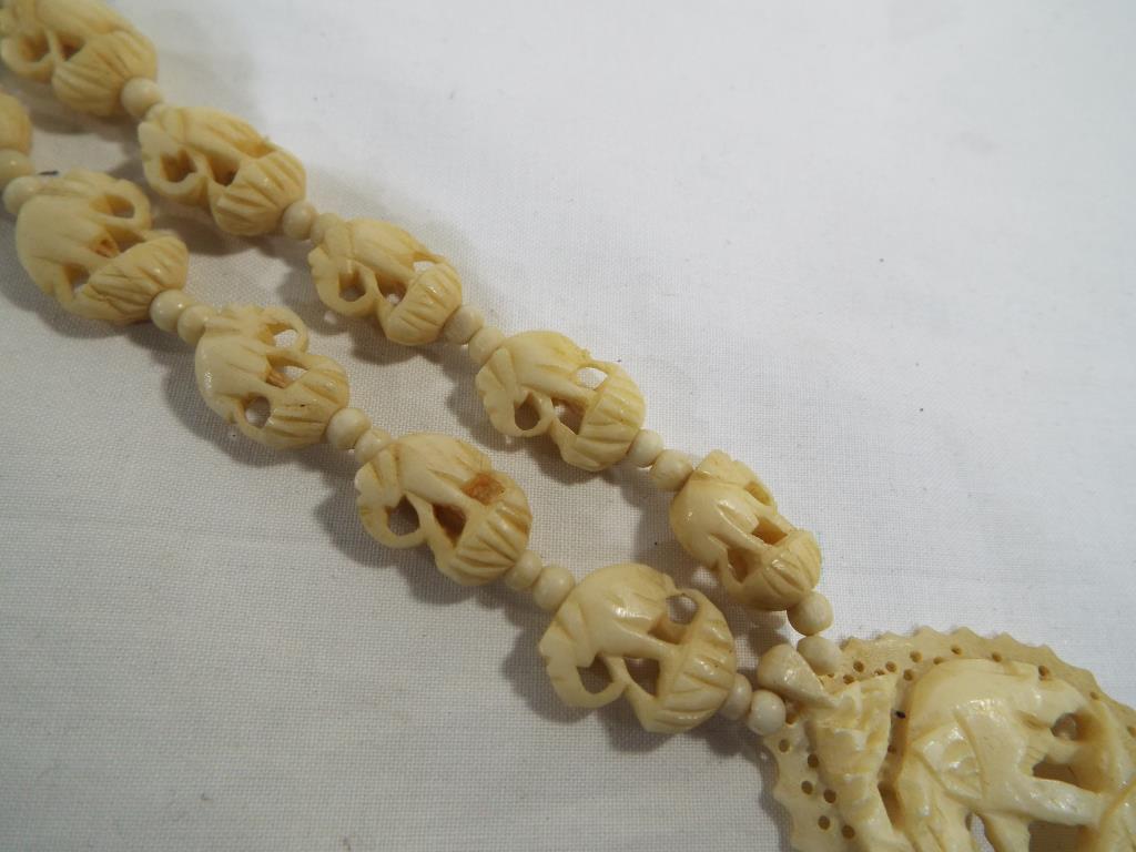 A carved bone necklace and pendent with screw clasp - Image 2 of 2