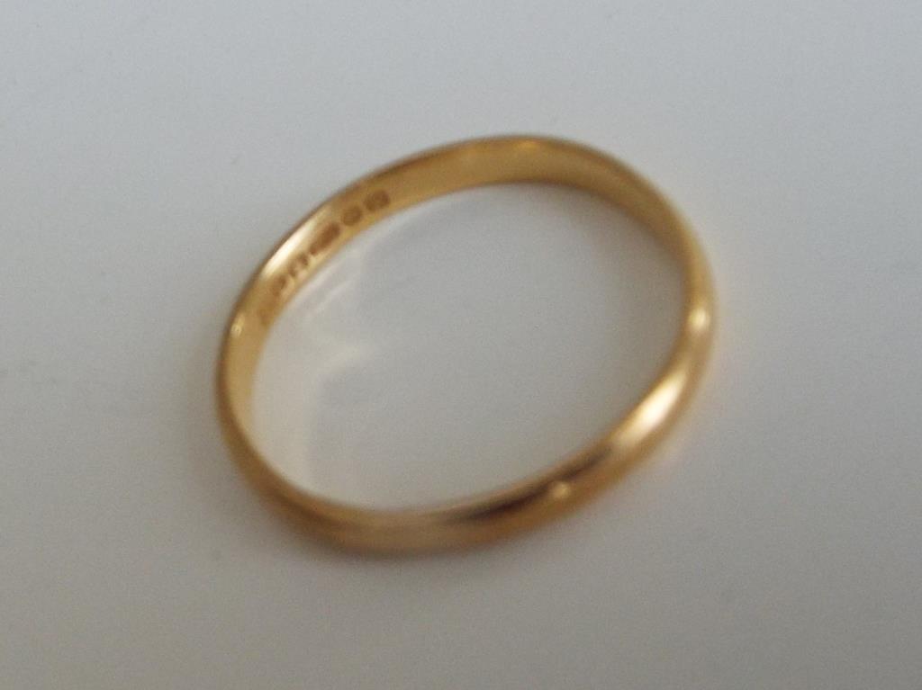 A lady's hallmarked 22 carat gold ring, sizeK+, approx 1.