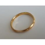 A lady's hallmarked 22 carat gold ring, sizeK+, approx 1.