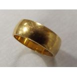 A hallmarked 18 carat yellow gold ring, size P+1/2, approx weight 7.