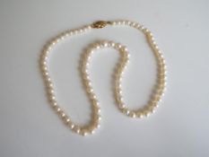 A lady's graduated linked cultured pearl