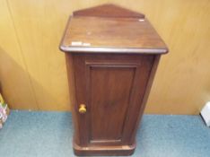 An oak cased pot cupboard 81 cm (h) x 40 cm (w) x 36 cm (d) - This lot MUST be paid for and