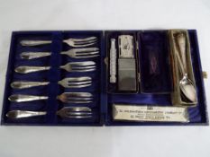 A small mixed lot comprising a cased set of six plated cake forks,