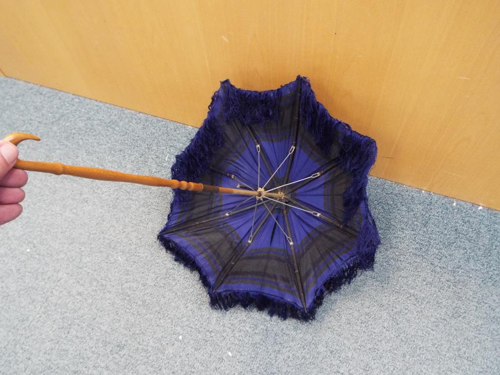 Two silk parasols, the larger with bone handle and ferrule, approximately 80 cm (l). - Image 2 of 5