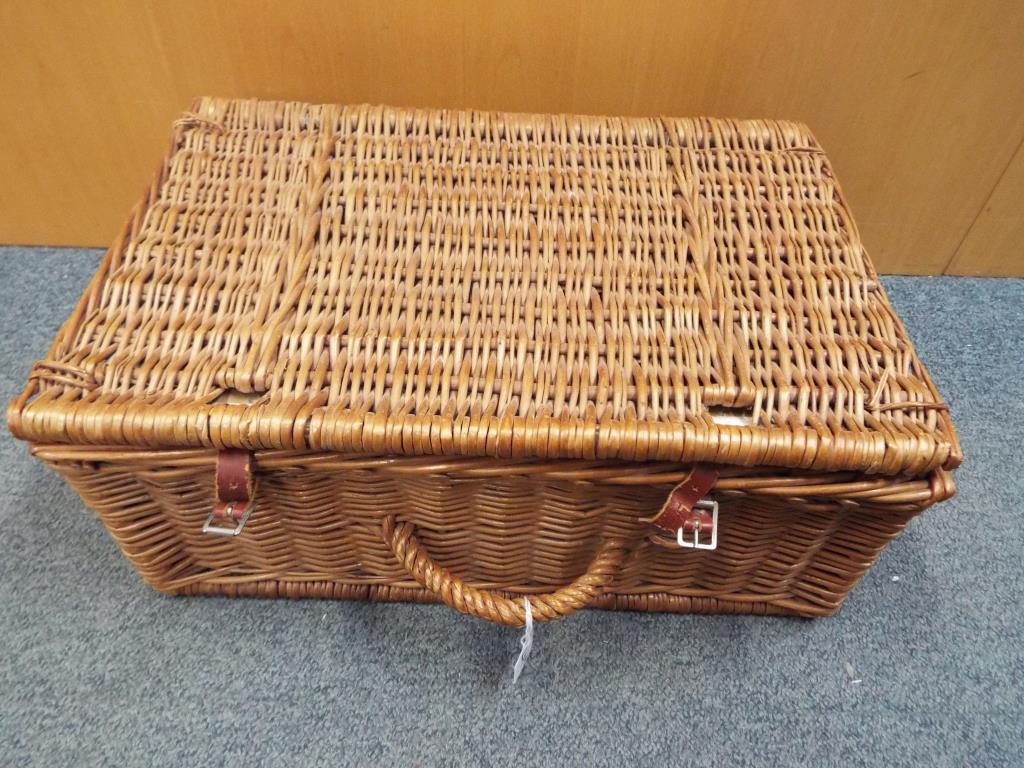 A picnic set in a wicker basket This lot MUST be paid for and collected, or delivery arranged, - Image 2 of 2