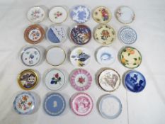24 Franklin Mint miniature Plates of the World to include Wedgwood, Lladro, Limoges, Kaiser, Spode,