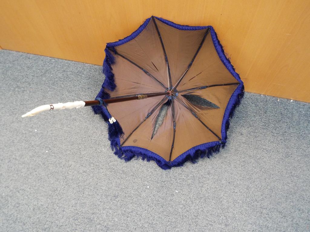 Two silk parasols, the larger with bone handle and ferrule, approximately 80 cm (l). - Image 3 of 5