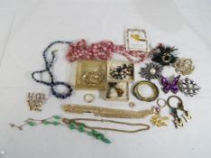 A quantity of costume jewellery. This lo