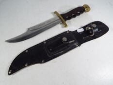 A classic Bowie knife with approx 21 cm blade.