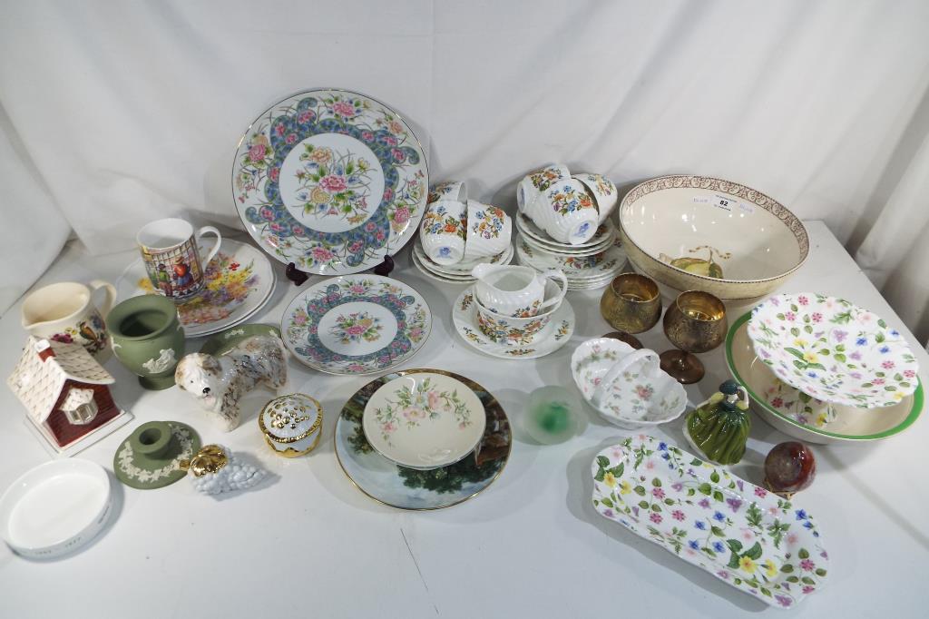 A mixed lot of good quality ceramics to include a Wedgwood fruit bowl decorated in the Sarah's