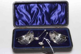 Cased pair of silver salts and spoons,