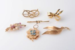 A COLLECTION OF FIVE GOLD BROOCHES,