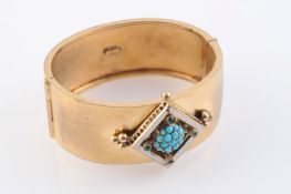 A MID VICTORIAN TURQUOISE AND ENAMEL BANGLE,