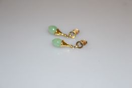A PAIR OF JADEITE AND GOLD EARRINGS,