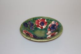 A WILLIAM MOORCROFT POTTERY BOWL, IN THE ANEMONE PATTERN,