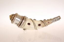 A SILVER-MOUNTED DECORATIVE POWDER HORN,