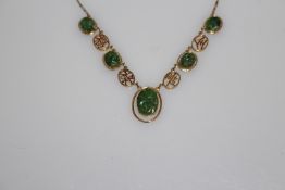 A JADEITE AND 14 CARAT GOLD NECKLACE,
