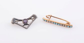 A SEED PEARL AND TURQUOISE HIGHLIGHT SET BROOCH,
