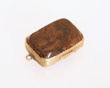 A GEORGE III VINAIGRETTE, gold mounted (unmarked) brown agate, with suspension loop,