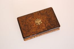 AN EARLY 19TH CENTURY BURR YEW AND TORTOISESHELL SNUFF BOX, rectangular,