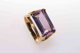 18 carat gold and amethyst ring, stamped 750, size J,
