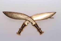 Gold brooch, modelled as crossed Khanjars, stamped 18C, 4.