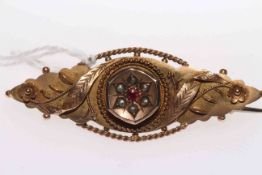 Victorian 9 carat gold brooch