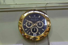 Quartz wall clock having black dial