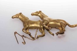 Gold brooch modelled as two galloping horses, stamped 385, 18.