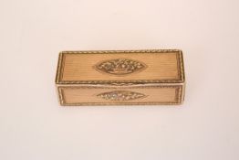 A FRENCH THREE COLOUR GOLD SNUFF BOX, EARLY 19TH CENTURY,