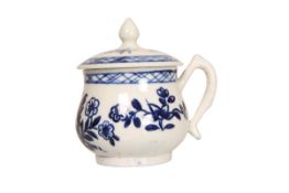 AN ENGLISH BLUE AND WHITE PORCELAIN CUSTARD CUP, c.