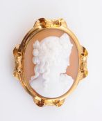 A VICTORIAN CAMEO BROOCH, the carved oval shell cameo depicting a lady's profile,