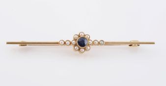 A SAPPHIRE AND SEED PEARL BROOCH,
