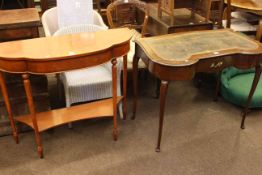 Edwardian mahogany shaped front and serpentine backed single drawer writing table and figured