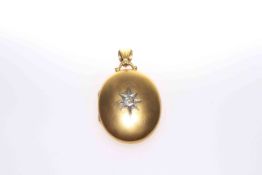Victorian gilt metal locket pendant in fitted case