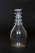 AN EARLY 19th CENTURY GLASS TAVERN DECANTER, of mallet form,