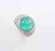 A COLOMBIAN EMERALD AND DIAMOND RING,