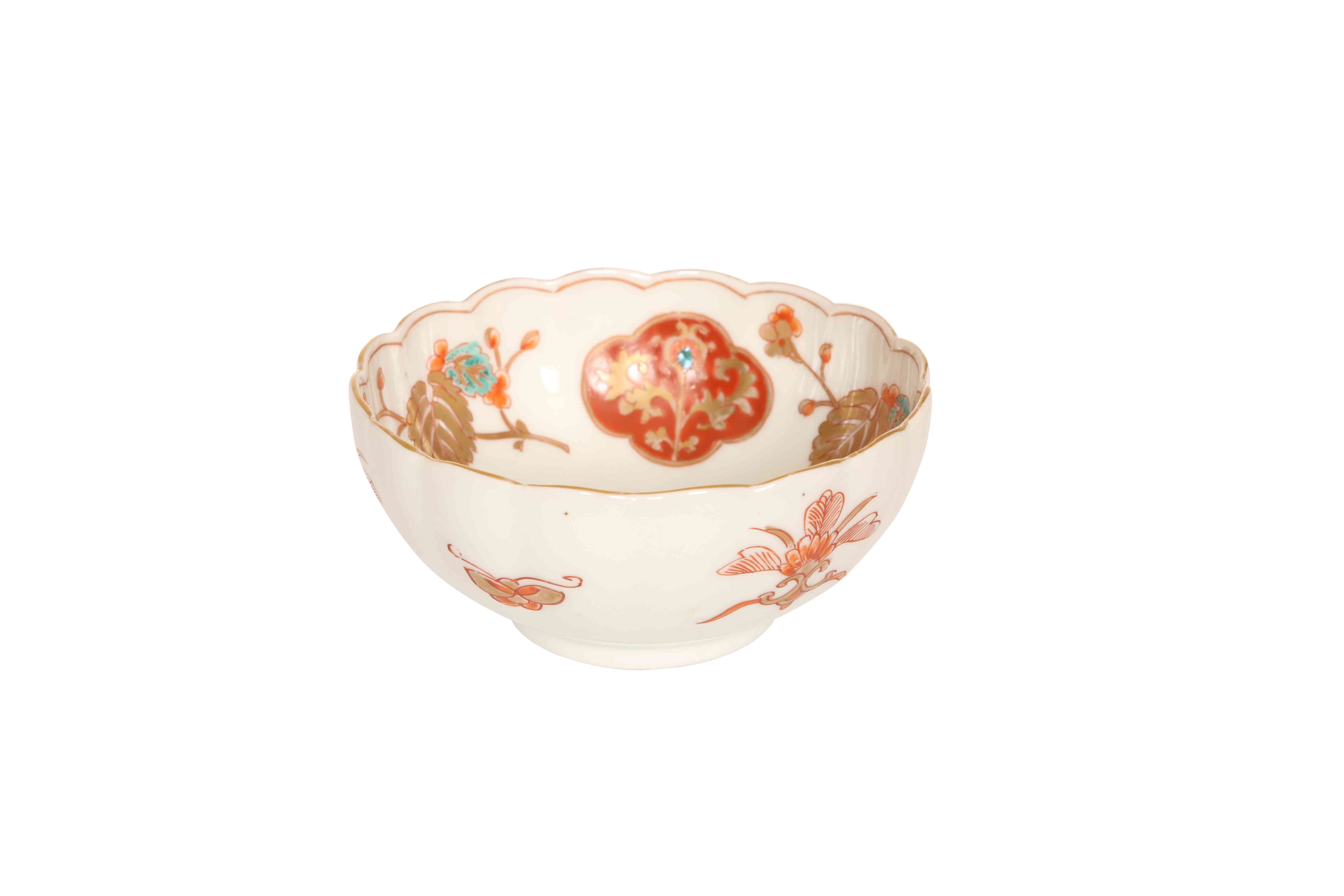 A SMALL JAPANESE PORCELAIN BOWL, MEIJI PERIOD, with scalloped rim,