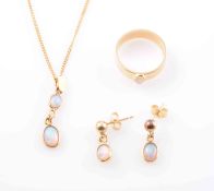 A COLLECTION OF OPAL AND GOLD JEWELLERY TO INCLUDE A NECKLACE,