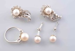 A CULTURED PEARL AND DIAMOND RING,