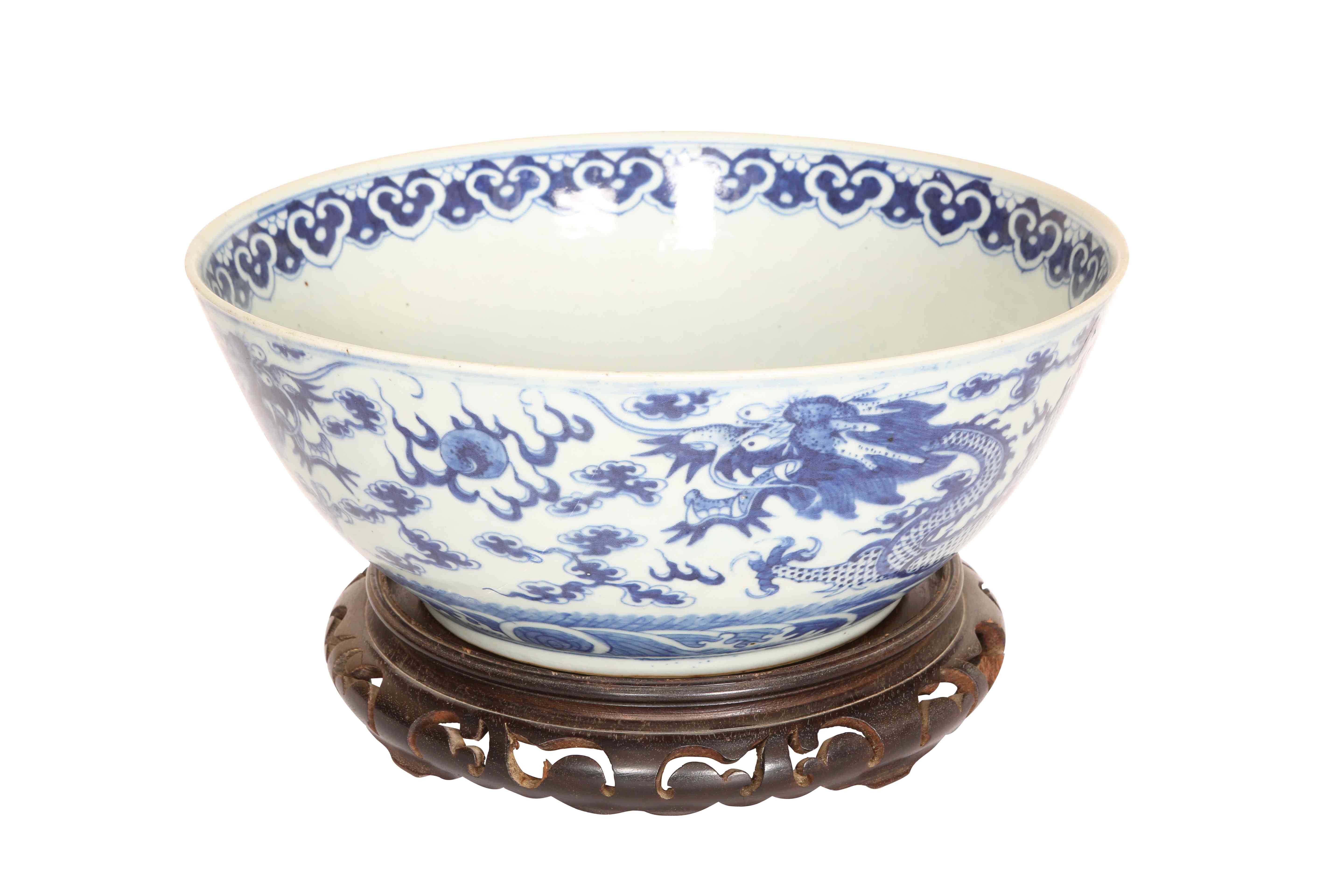 A LARGE CHINESE BLUE AND WHITE BOWL, painted with dragons, bears six character mark,