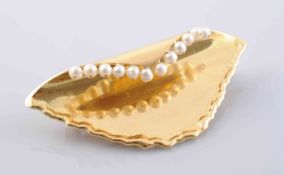 A CONTEMPORARY GOLD AND SEED PEARL BROOCH BY CHARLES FRANCIS HALL, LONDON 1988,