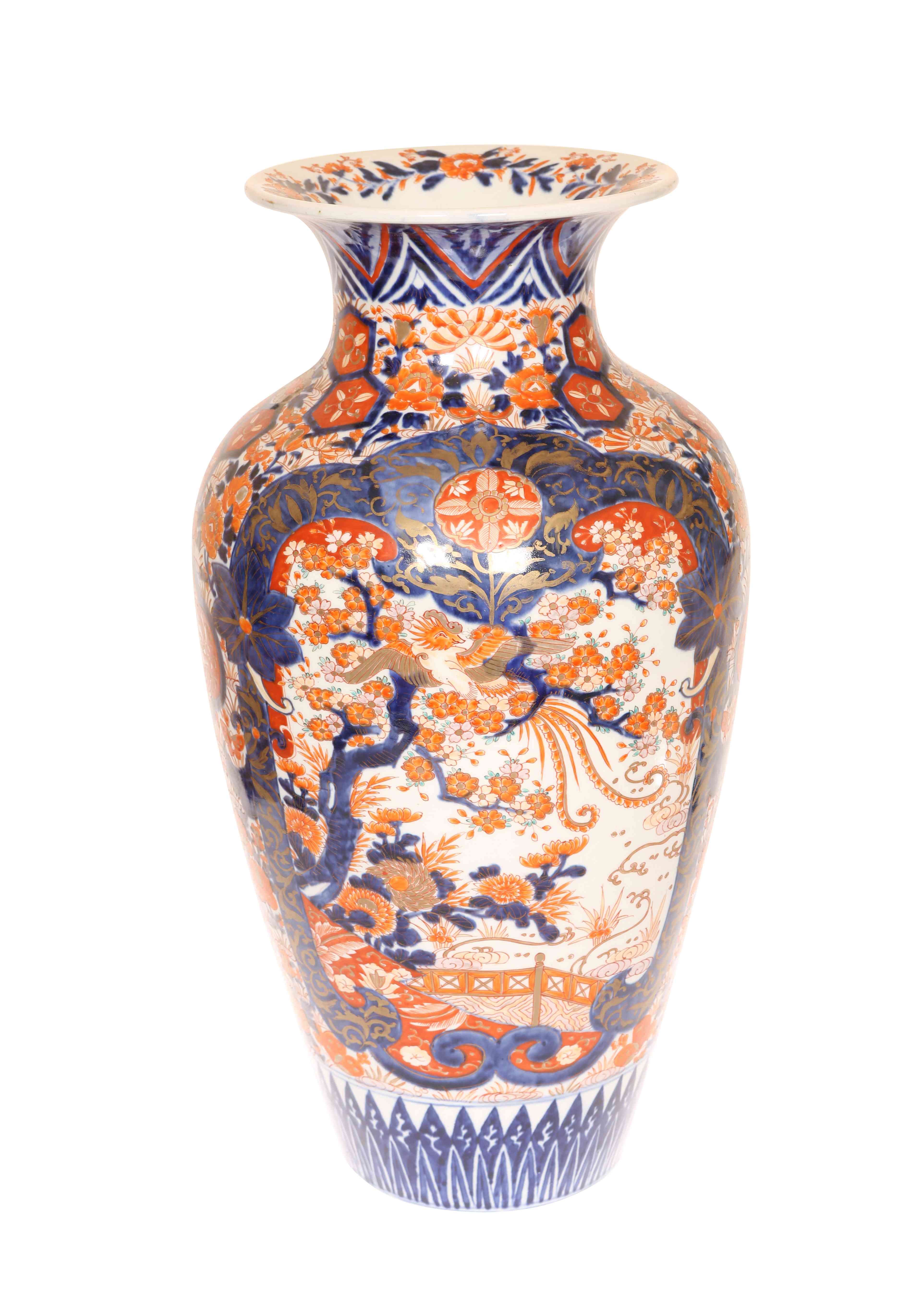 A LARGE JAPANESE IMARI VASE, late 19th/early 20th Century, of shouldered ovoid form,