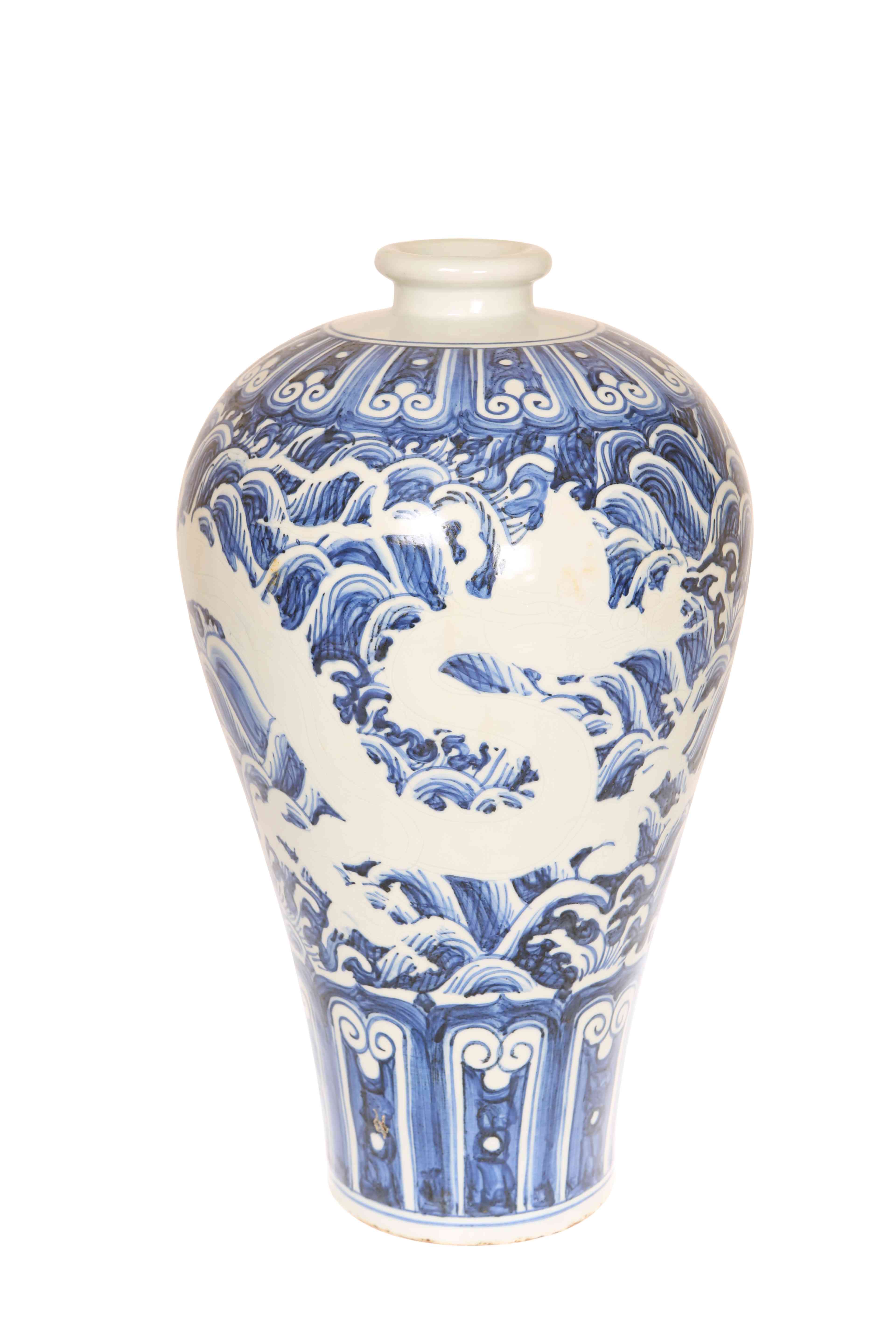 A LARGE CHINESE BLUE AND WHITE MEI PING VASE, decorated with a dragon. 44.