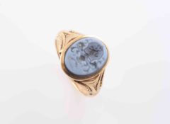 A LATE 18TH CENTURY CAMEO SIGNET RING, the oval hardstone cameo carved to depict a crest,