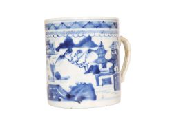 A CHINESE BLUE AND WHITE EXPORT PORCELAIN TANKARD, of cylindrical form, with twin strap handle,