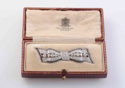 AN EDWARDIAN DIAMOND AND SAPPHIRE BROOCH, modelled as a bow,